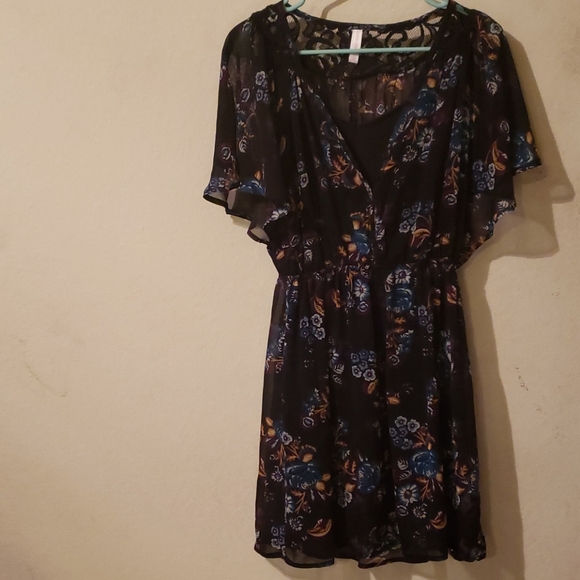 Xhileration Flowy Black Floral Dress - Picture 2 of 5